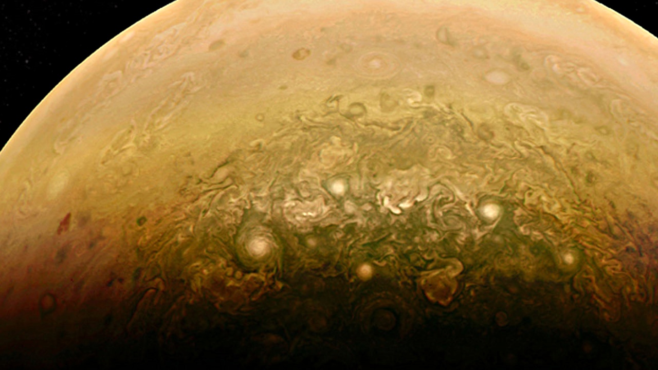 НАСА увидело циклон на Юпитере размером в пол-Земли
