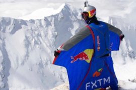 Россиянин совершил бейс-прыжок с высоты 7700 м