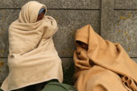 Активисты: несовершеннолетние беженцы спят на улице