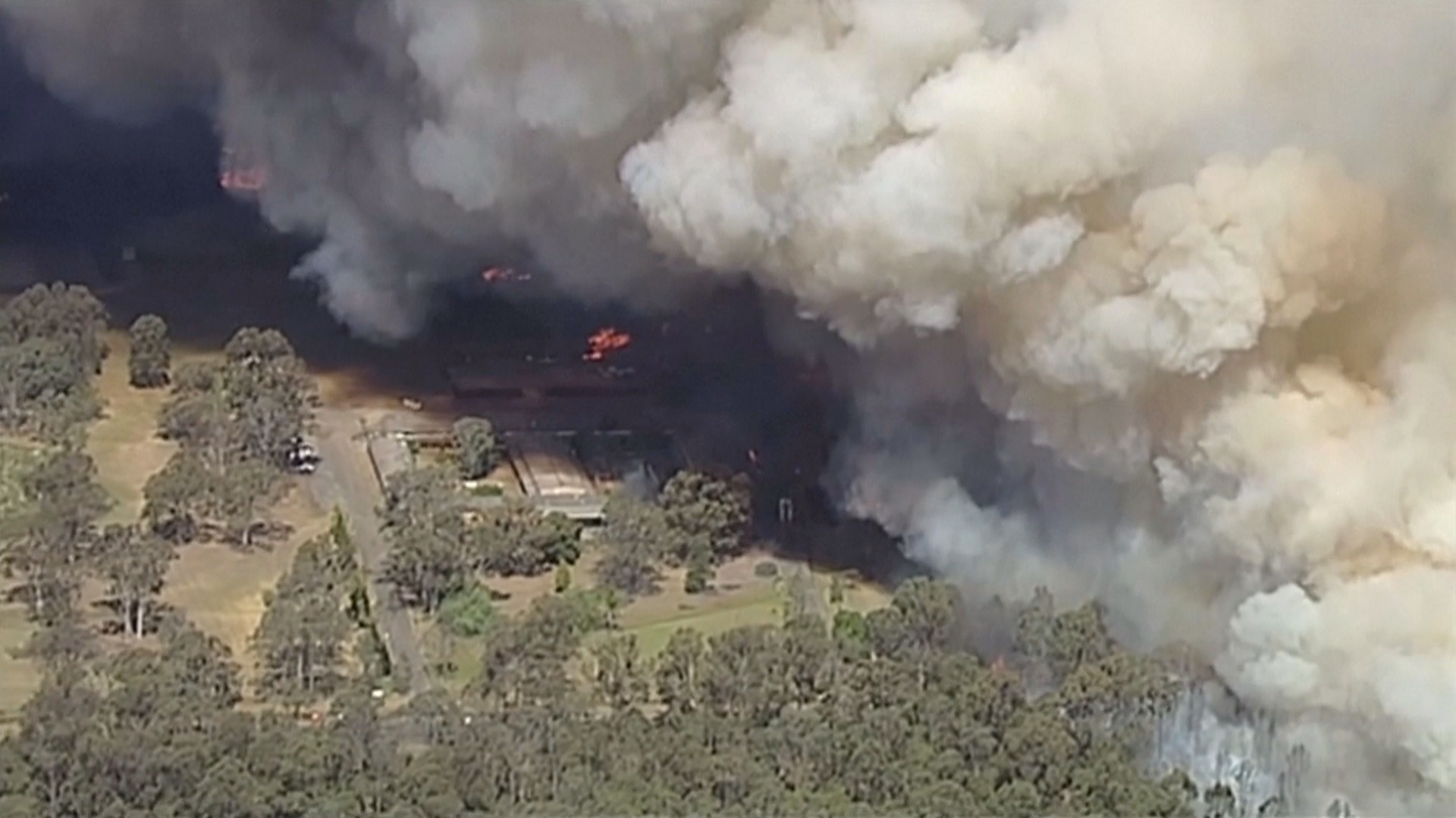 Лесной пожар угрожает пригороду Сиднея