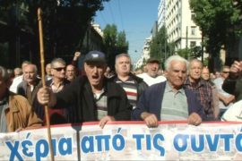 Тысячи греков протестуют против нового сокращения пенсий