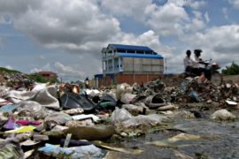 Камбоджу пытаются избавить от моря пластиковых отходов