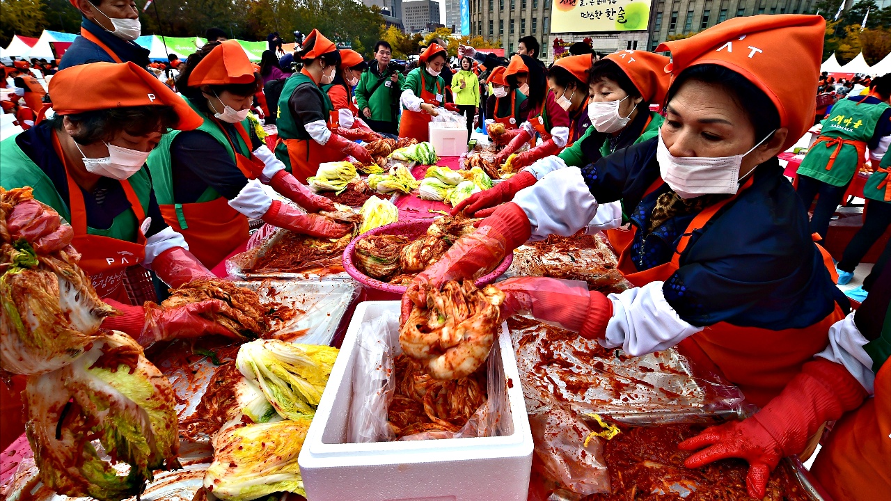 Тысячи южнокорейцев снова готовили кимчи для бедных