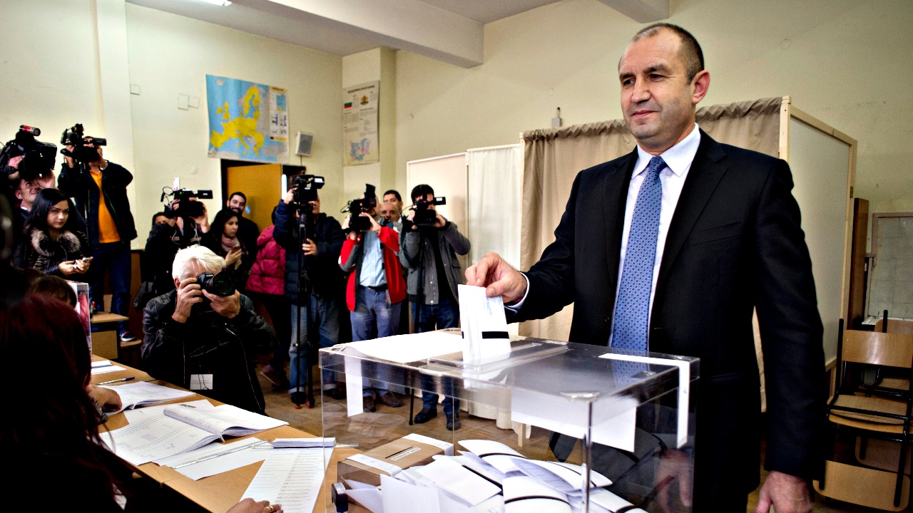 На президентских выборах в Болгарии лидирует социалист