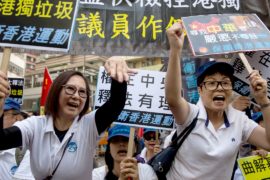 Протесты в Гонконге: Пекин отстранил двух депутатов