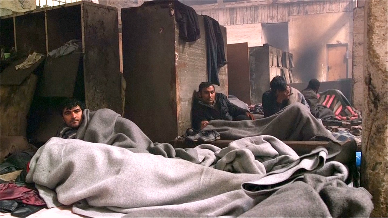 Беженцы в Белграде живут в грязи на старом складе