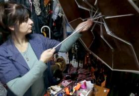Семейный бизнес: сербка ремонтирует зонтики