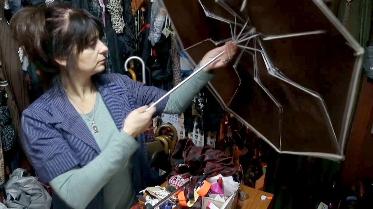 Семейный бизнес: сербка ремонтирует зонтики