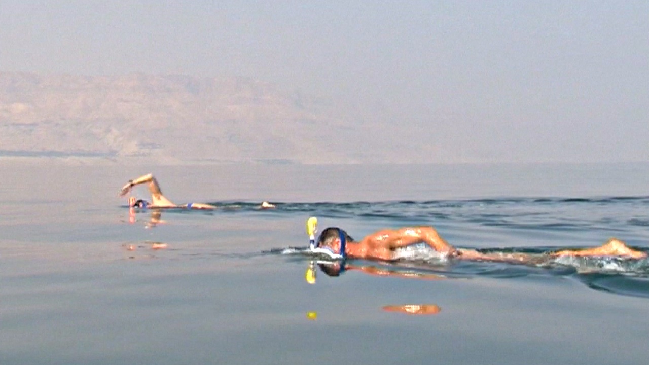 В Мёртвом море впервые состоялся заплыв