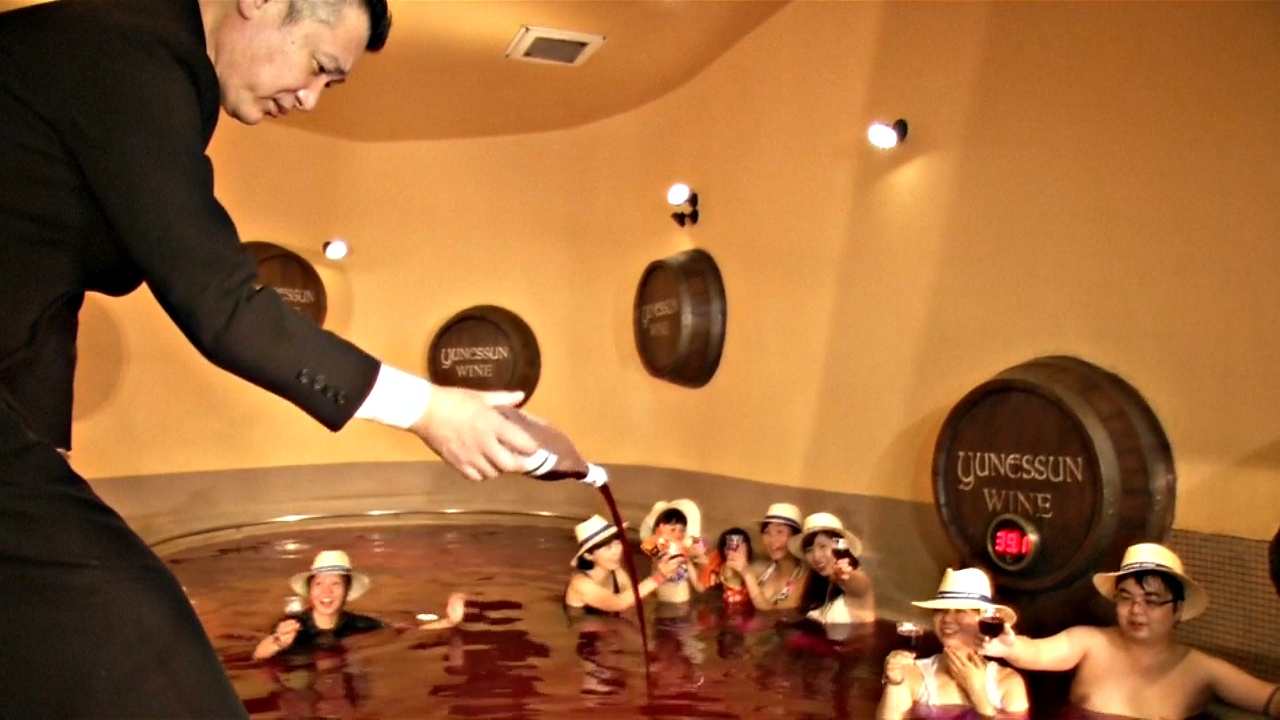 Японцы купаются в вине в честь праздника божоле-нуво