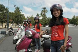 Новая услуга для туристок: экскурсии с женщинами на скутерах