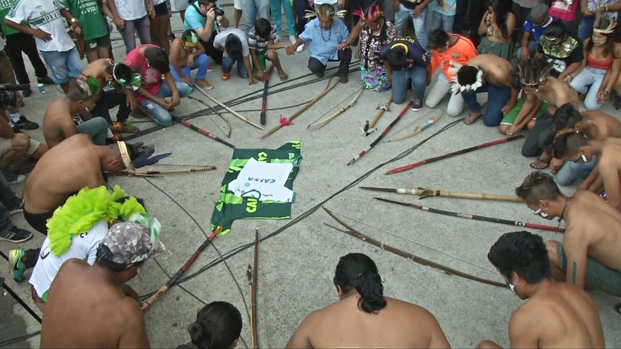 Индейцы проводят ритуал в память о погибших футболистах «Шапекоэнсе»