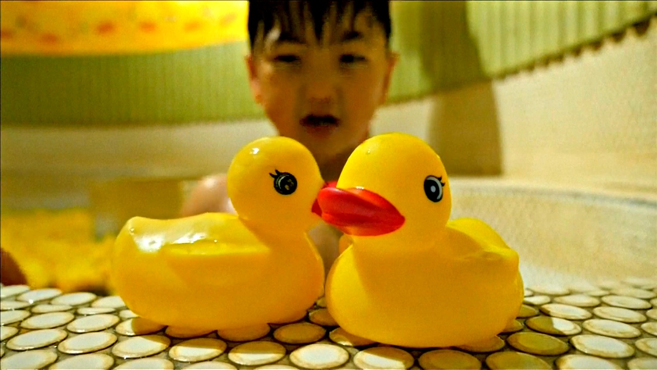 Япония: 1500 резиновых уток в традиционной бане