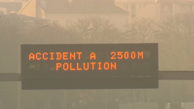 Парижан пересаживают на метро из-за смога