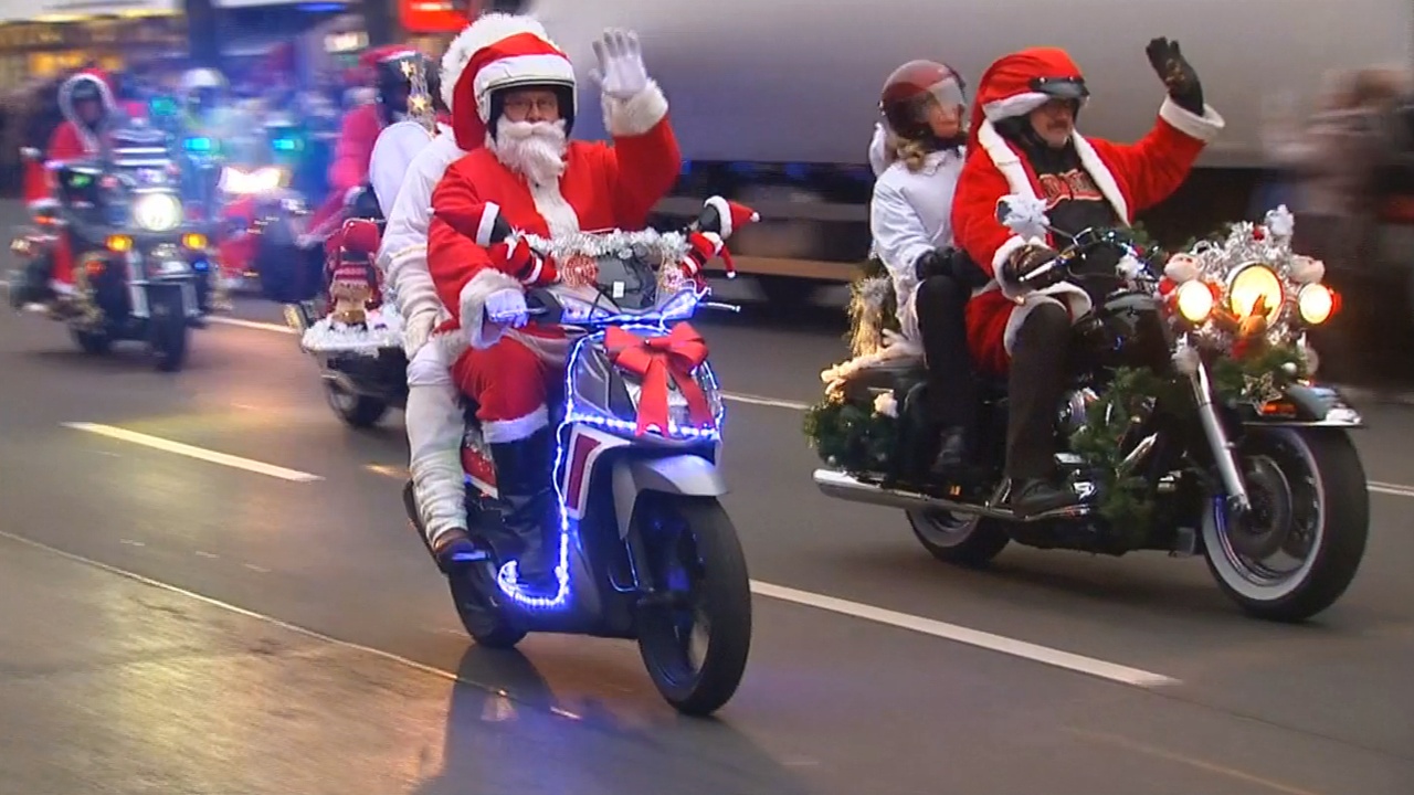 Берлинские байкеры нарядились Санта-Клаусами