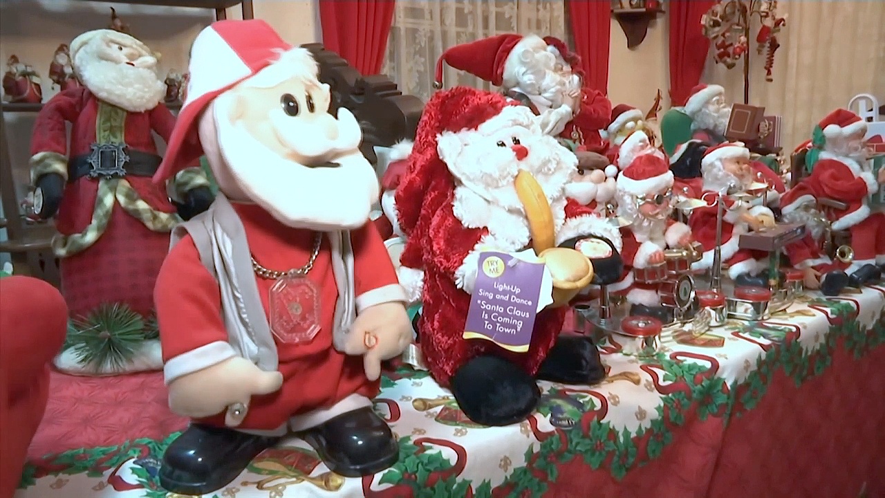 Филиппинка собрала у себя дома тысячи Санта-Клаусов