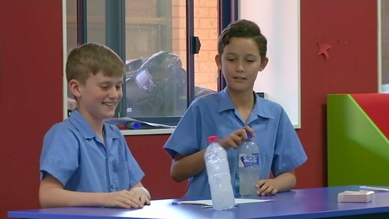 Переворачивание бутылки в Австралии используют для обучения