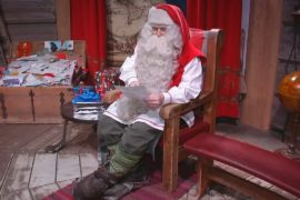 Санта-Клаус читает письма и готовит подарки к Рождеству