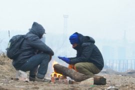 Беженцы в Белграде замерзают на заброшенных складах