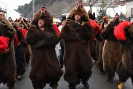 Танцами в медвежьих шкурах встретили румыны Новый год