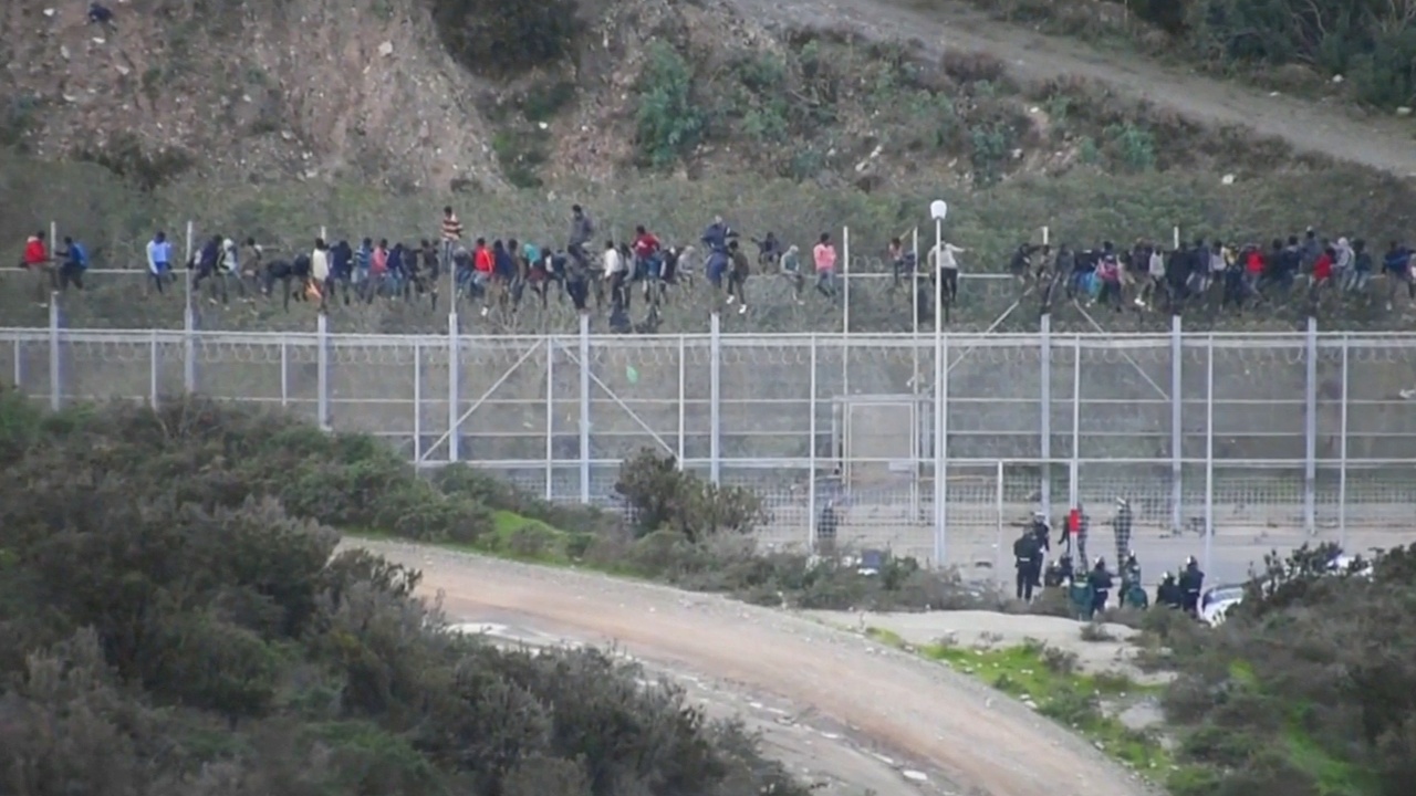 1100 мигрантов атаковали границу испанского полуанклава