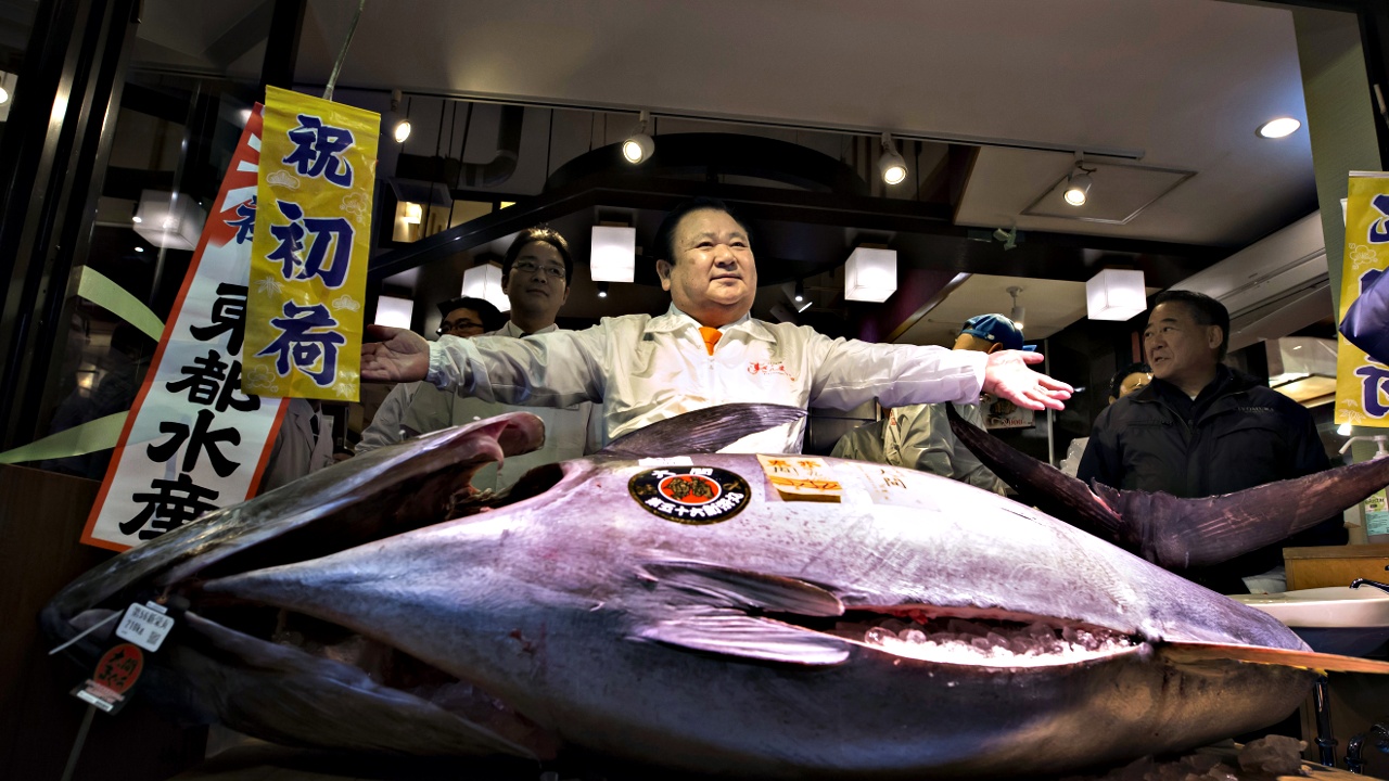 На рыбном аукционе в Токио продали тунца за $615 000