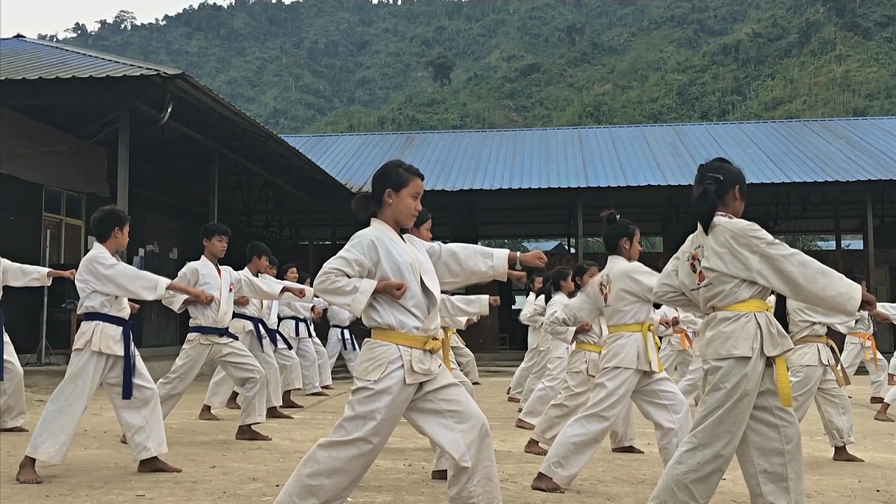 Девушки народа качин учатся каратэ для самозащиты
