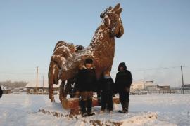 Скульптор из Якутии сделал символ Нового года из навоза