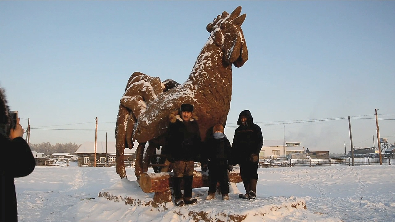Скульптор из Якутии сделал символ Нового года из навоза