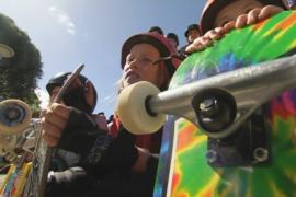 Юные австралийски осваивают скейтборд