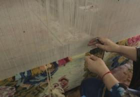 Ткачихи в Болгарии воссоздают ковры по образцам XVIII века