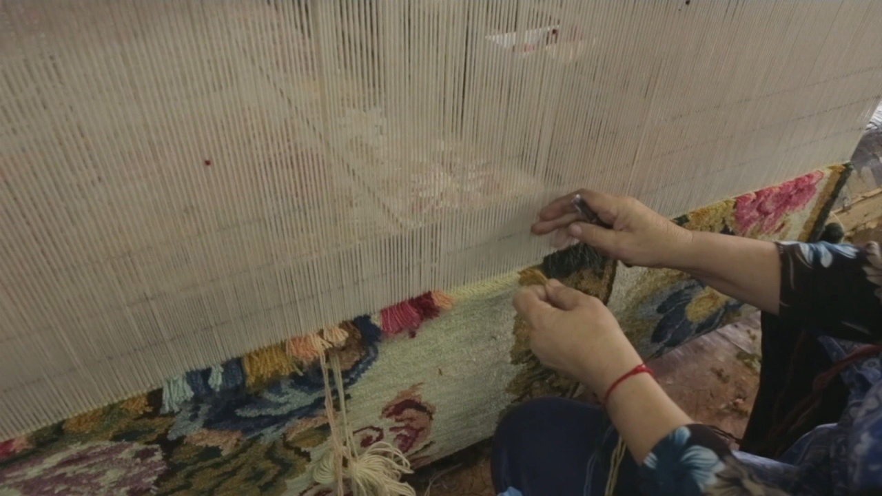 Ткачихи в Болгарии воссоздают ковры по образцам XVIII века