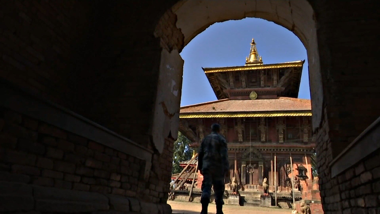 Древний храм в Непале ремонтирует британский архитектор