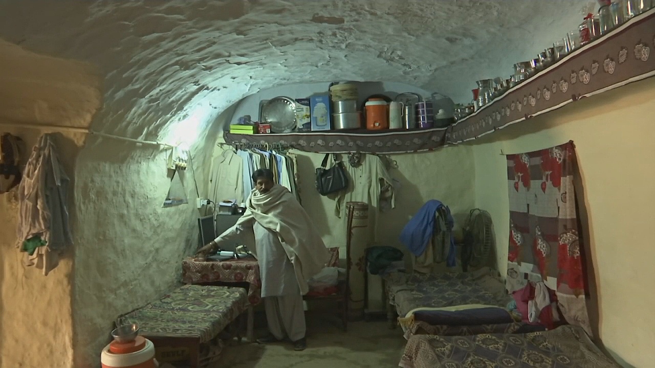 Пакистанцы видят в жизни в пещерах много преимуществ