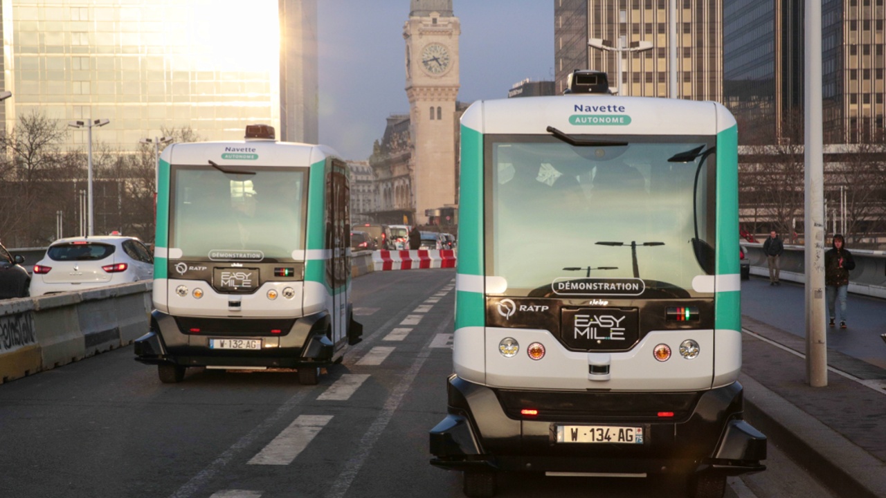 Беспилотные автобусы начали возить пассажиров в Париже