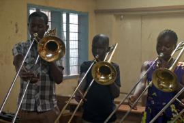 Оркестр в трущобах спасает детей от преступности