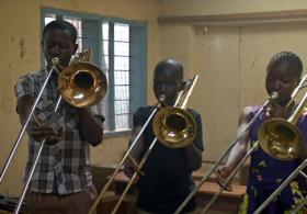 Оркестр в трущобах спасает детей от преступности