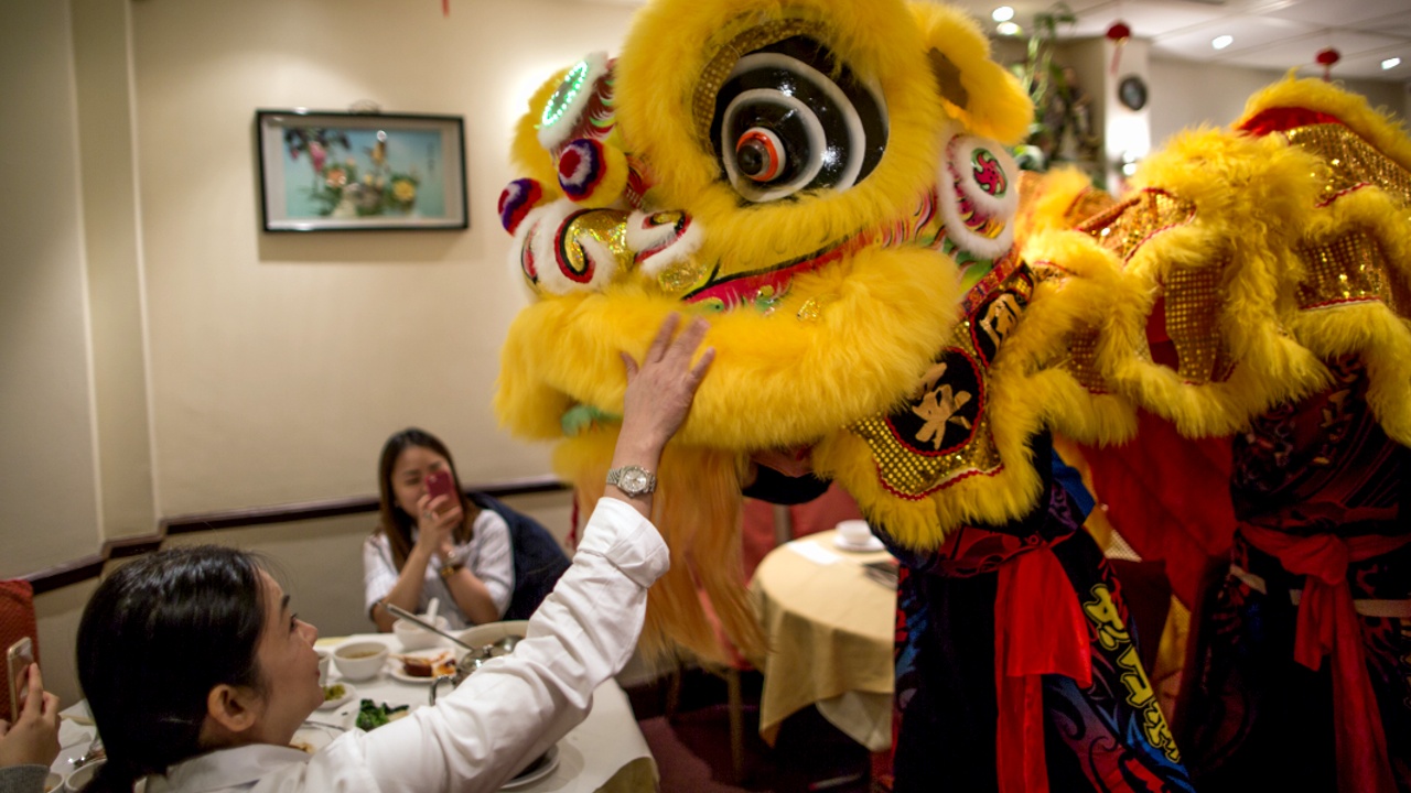 Танцы льва и выпечка: в Сингапуре готовятся к Китайскому Новому году