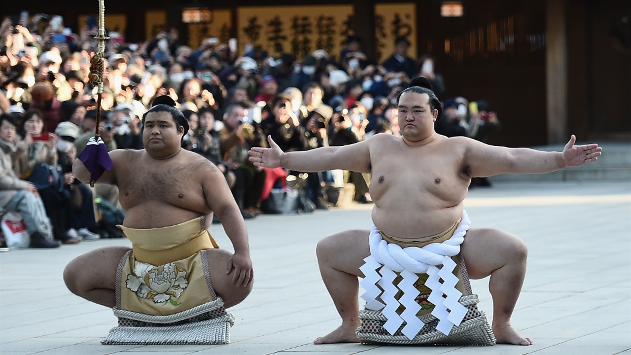 В Японии приветствуют первого за 19 лет японца-чемпиона сумо
