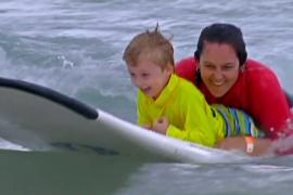Волонтёры помогли детям-инвалидам заняться сёрфингом