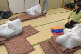 В Японии используют пеленание для взрослых