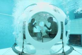 Подводный ресторан открыли в бассейне для дайвинга
