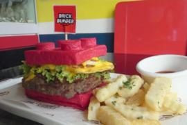 Гамбургеры в форме Лего подают в филиппинском ресторане