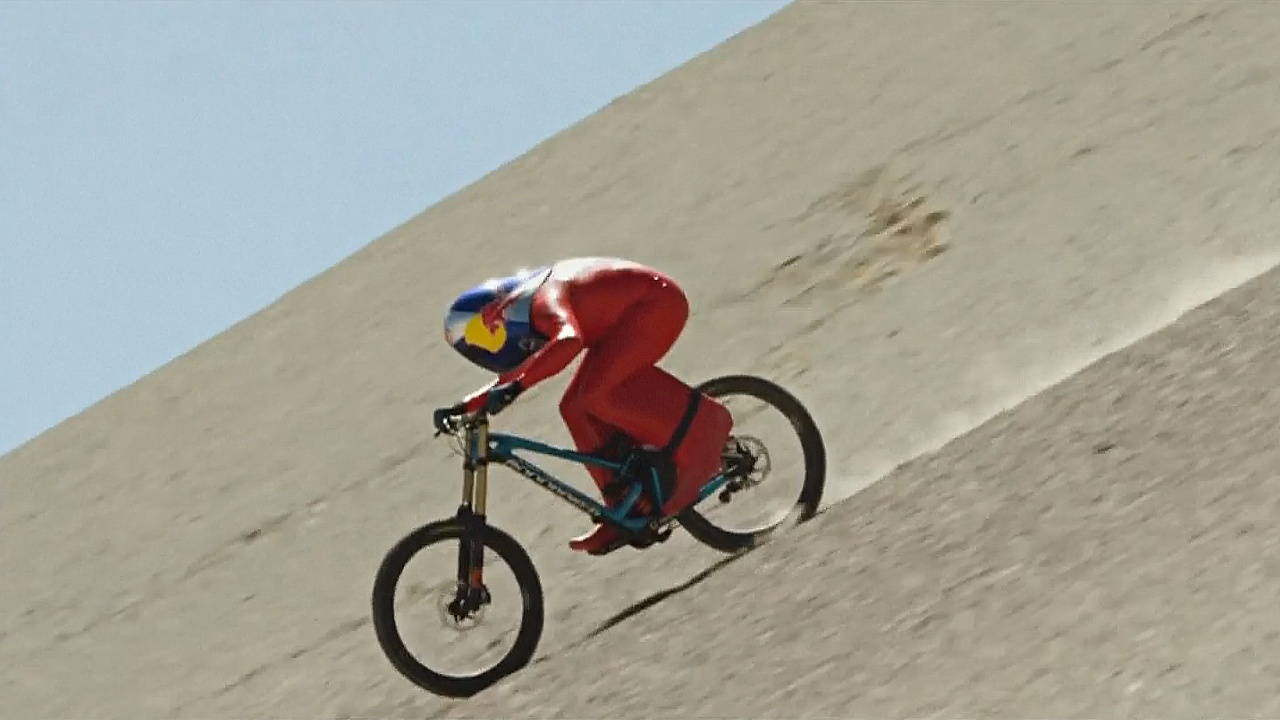 Велосипедист съехал с горы в пустыне с рекордной скоростью