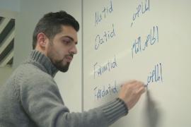 Сирийский беженец стал звездой, обучая датскому языку