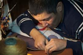 Кыргыз-инвалид стал популярным, продавая свои изделия через Интернет