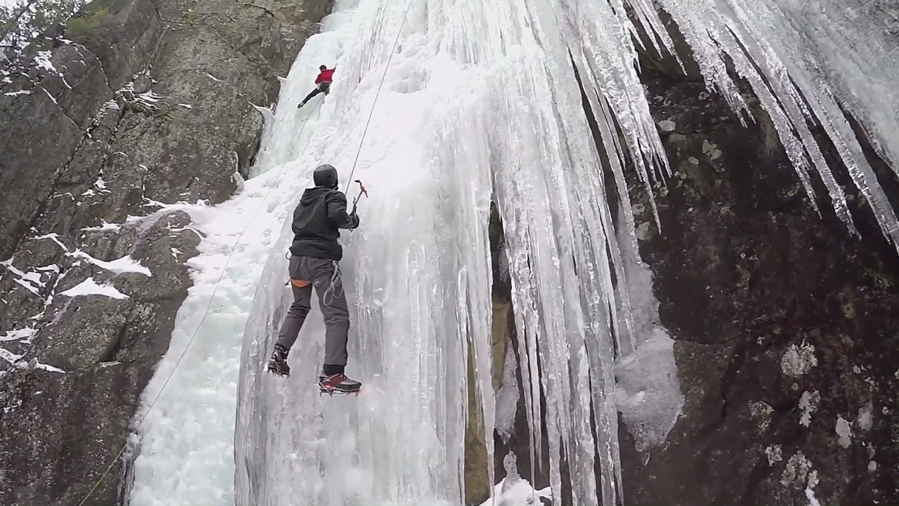 Заледеневшие водопады – страсть альпинистов