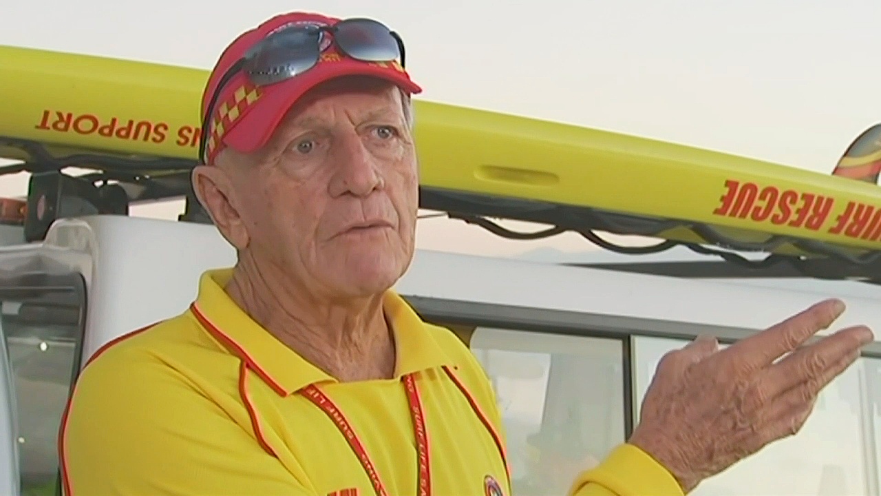 80-летний спасатель работает на пляже в Австралии