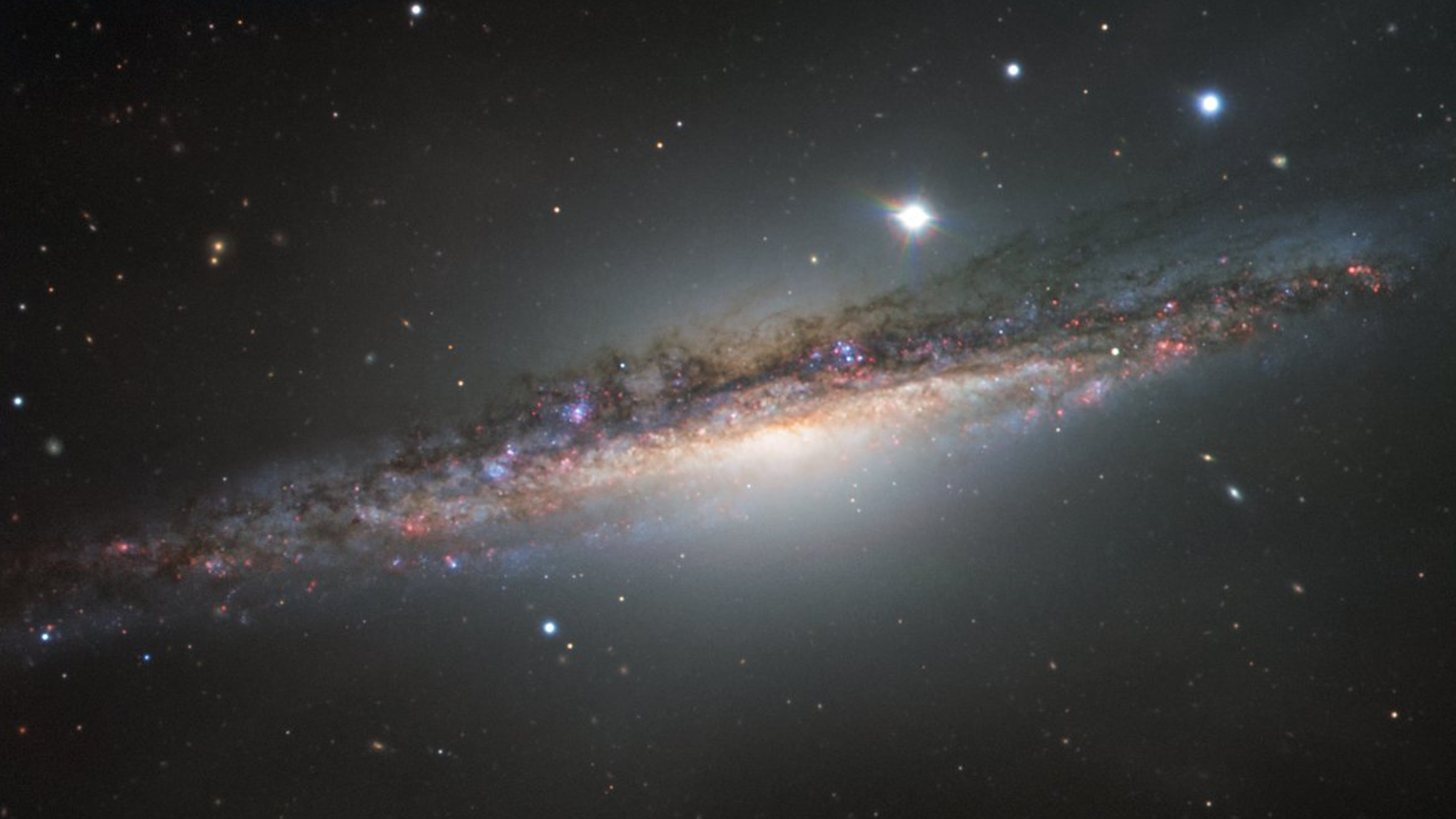 Телескоп в Чили заснял галактику «в профиль»