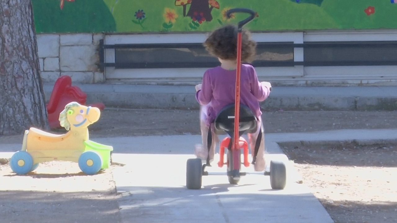 Кризис в Греции усугубляется: страдают дети
